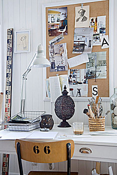 台灯,书桌,仰视,白色背景,木墙