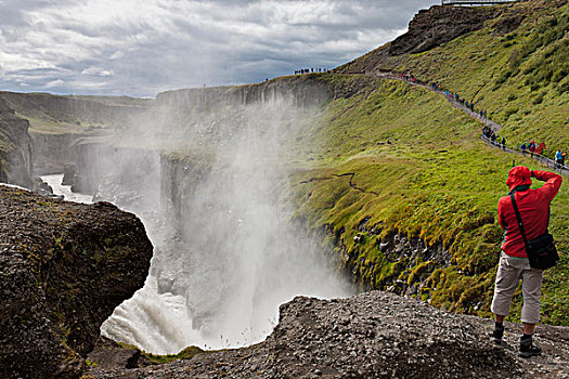 游客,站立,边缘,瀑布,冰岛