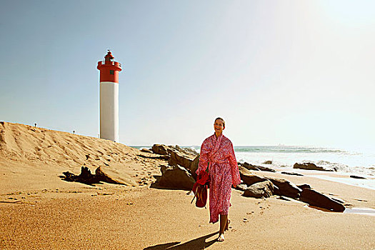 女人,浴袍,走,海滩,正面,灯塔,南非