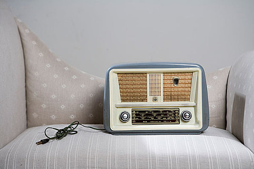 沙发上放着一台老式收音机