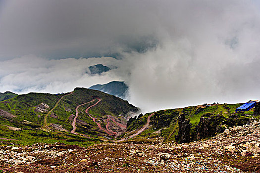 蜿蜒的山路