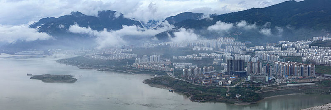 中国云南昭通绥江云雾缭绕的城市景观
