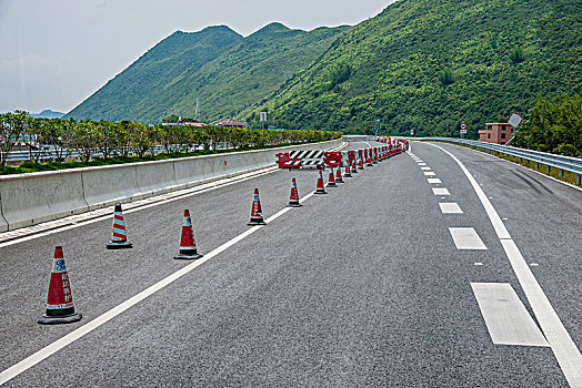 山谷中的高速公路下道路与并道标志