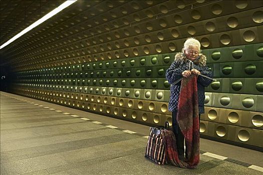 女人,编织品,地铁站