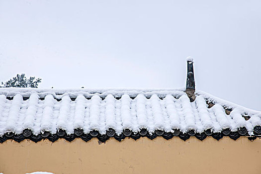 云南东川红土地雪原中的农舍