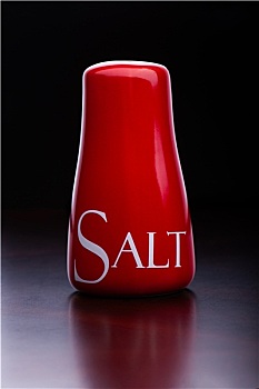 红色,盐瓶,黄油,水罐,深色背景