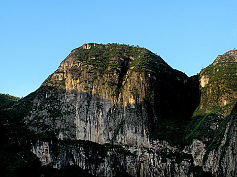 中国历史文化名镇----重庆巫溪县大宁河畔的大山