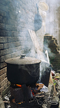 胡同生火煮饭