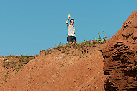 女人,上面,岩石,悬崖,绿色,山墙,爱德华王子岛,加拿大