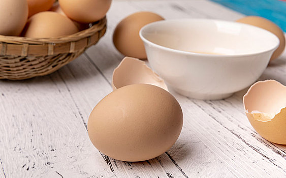 新鲜的鸡蛋在桌子上