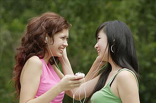 两个,女青年,听,mp3播放器,微笑