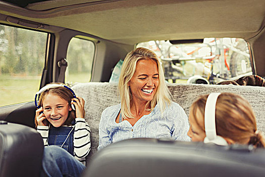 笑,母亲,女儿,耳机,后座,汽车