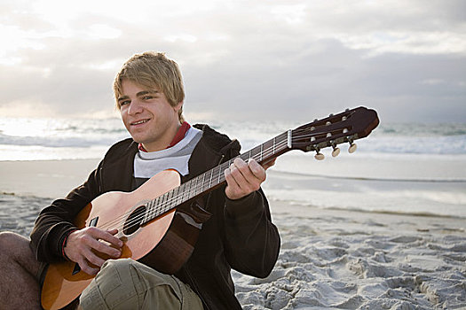 男青年,弹吉他,海滩