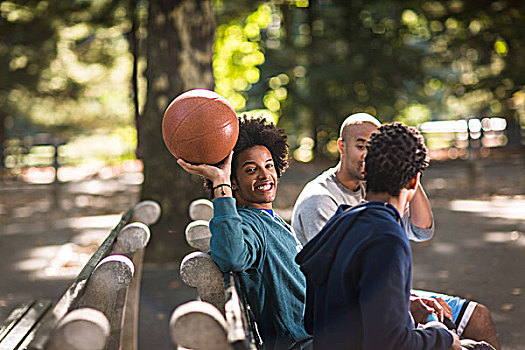 男青年,坐,公园,一个,拿着,篮球
