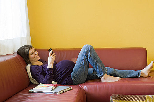 孕妇,手机,躺着,沙发