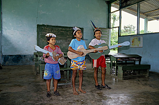 厄瓜多尔,亚马逊盆地,靠近,学校,男孩,唱,假装,吉他