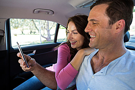 幸福伴侣,打手机,汽车,坐