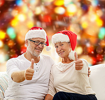 家庭,休假,圣诞节,岁月,人,概念,高兴,老年,夫妻,圣诞老人,帽子,坐,沙发,上方,红灯,背景,展示,竖大拇指,手势