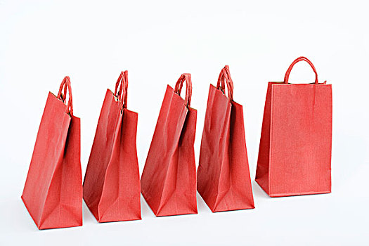 五个,红色,购物袋,放置,并排,一个,右边,角度