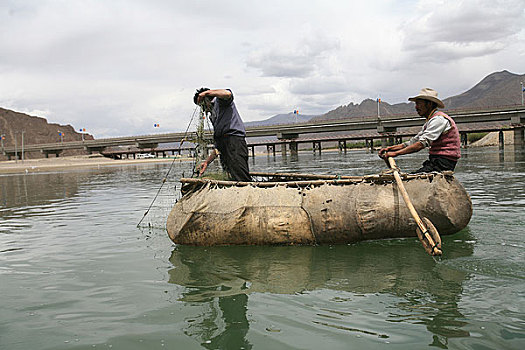 西藏俊巴村是一个以打鱼为生的藏族村落,他们用牛皮筏子下河捕鱼
