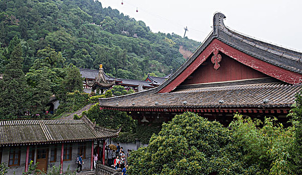 雨天中的华清宫山水园林景观