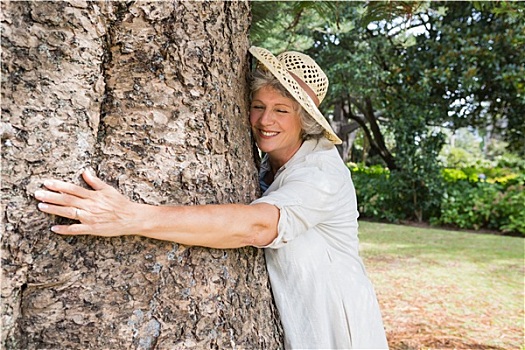 高兴,老女人,搂抱,树
