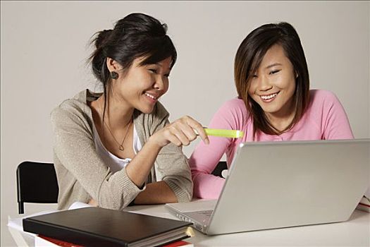 两个女人,坐,书桌,笔记本电脑