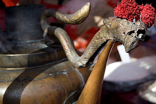 北京春节庙会上的大铜茶壶