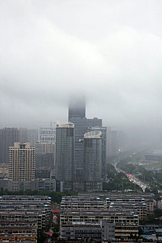 山东省日照市,台风,烟花,带来瓢泼大雨,百米高楼被乌云笼罩