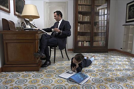 父亲,坐,看,笔记本电脑,儿子,4-6岁,读,书本