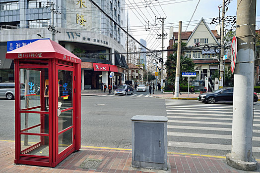 淮海路街头红色电话亭