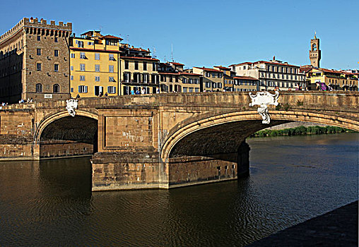 横跨于佛罗伦萨阿尔诺河,arno,之上的天主圣三一桥,pontesantatrinità,也称圣特里尼塔大桥,位于维琪奥桥,pontevecchio,的西边