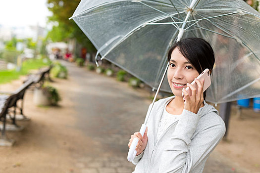 女人,交谈,手机,拿着,伞,城市