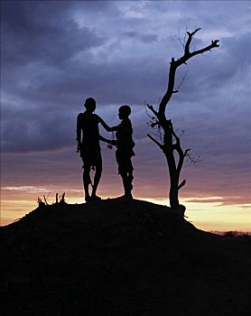 两个,孩子,剪影,落日,埃塞俄比亚西南部,游牧部落,生活方式,刺,擦洗,靠近