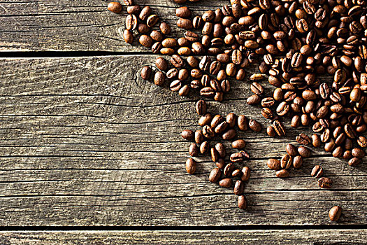 咖啡豆,木桌子