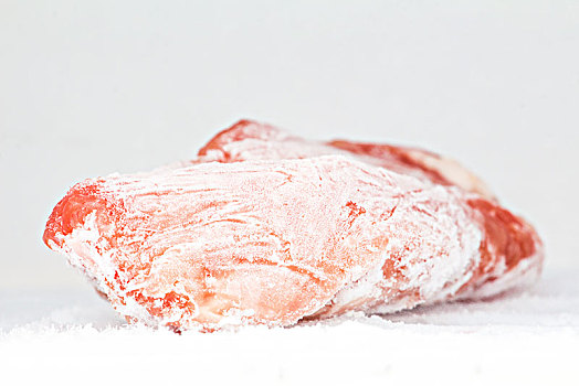 急冻室里结霜的肉