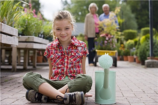 女孩,7-9岁,坐,洒水壶,花卉商店,微笑,头像,祖父母,背景
