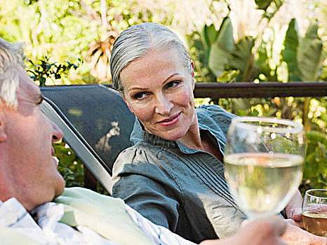 坐,夫妇,花园椅,葡萄酒