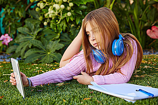 金发,儿童,女孩,照相,平板电脑,躺着,草,草皮,耳机