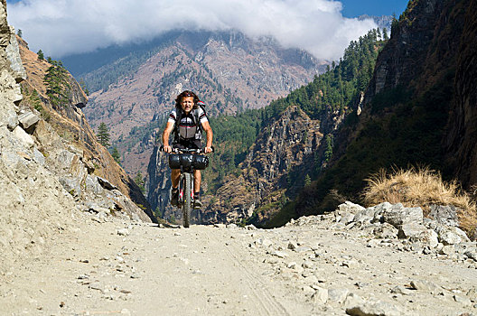 游客,骑自行车,碎石路,山谷,安娜普纳地区,尼泊尔,亚洲