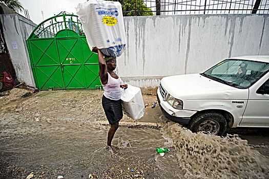 haiti,port,au,prince,flooding,in,the,street