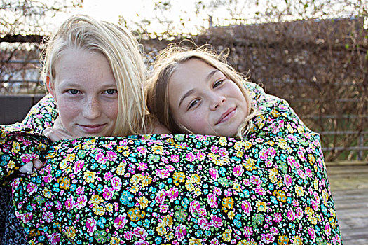 两个女孩,包着,花,毯子