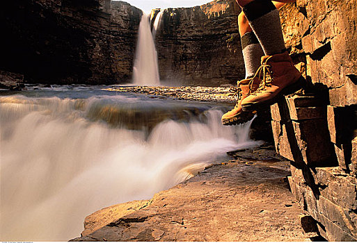 远足者,坐,靠近,瀑布,月牙状,艾伯塔省,加拿大