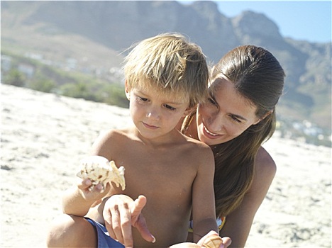 母亲,儿子,4-6岁,坐,沙滩,拿着,海螺壳,男孩,女人,倾斜