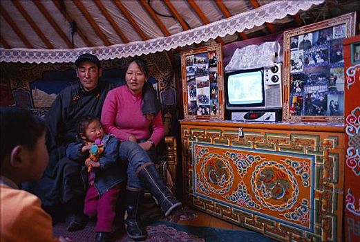 游牧,家庭,看,电视,室内,蒙古包,蒙古
