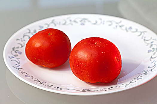 特写,两个,西红柿,盘子