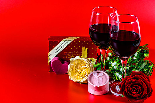 玫瑰花,红酒,礼品盒和心形