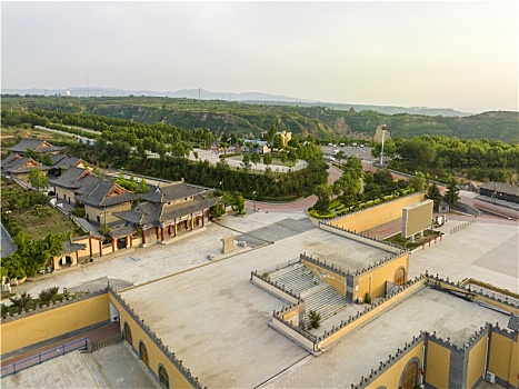 河南省三门峡市陕州地坑院航拍图片