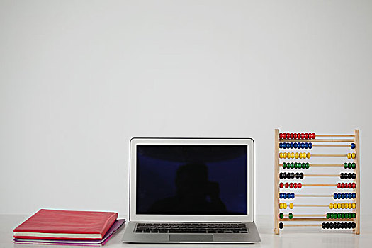 书本,笔记本电脑,白色背景