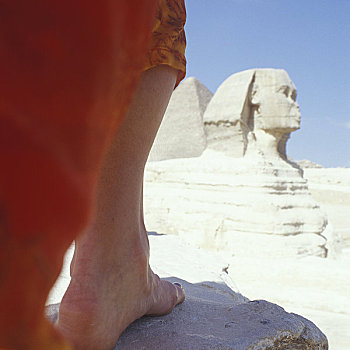 特写,腿,衣着,鲜明,太阳裙,赤脚,狮身人面像,后面,吉萨金字塔,只有,对手,一个,思考,古埃及,建筑,埃及,开罗,区域